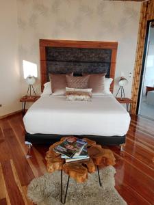 马尼萨莱斯Atardeceres del Cafe的一间卧室配有一张大床和木制床头板