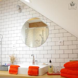 普卢贡韦兰La Grange Neuve的一间带水槽和镜子的浴室