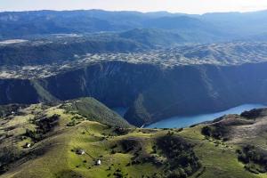 普卢日内Guest House Highland的享有高山的空中景色,有水体