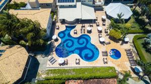 塞古罗港Vitoria Regia Praia Hotel的享有带桌椅的游泳池的空中景致