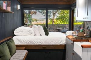 康福斯Wonderland Retreats的一个小房间的一个床位,设有窗户