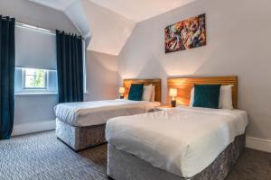 北安普敦普劳酒店 的酒店客房设有两张床和窗户。