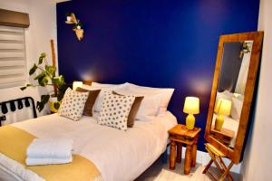 克罗伊登Stylish centrally-located studio with parking的一间卧室设有一张蓝色墙壁的大床