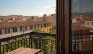 佛罗伦萨梅里蒂安娜酒店的阳台享有城市美景。