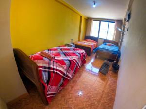 科帕卡巴纳SKYLAKE B&B的一间设有两张床和黄色墙壁的客房