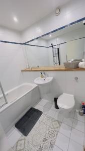 WoolwichCharming 1-Bedroom Apartment in Woolwich的一间带水槽、浴缸和卫生间的浴室