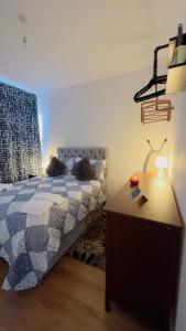 WoolwichCharming 1-Bedroom Apartment in Woolwich的一间卧室配有一张床和一张带台灯的书桌