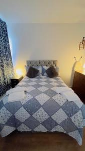WoolwichCharming 1-Bedroom Apartment in Woolwich的一张蓝色和白色的床,配有两个枕头