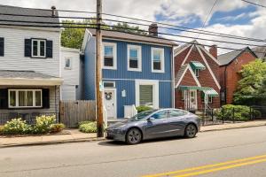 匹兹堡Shadyside House - 100 feet to Walnut Street!的停在蓝色房子前面的汽车