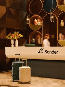 迪拜Sonder Business Bay的几个箱子站在柜台前