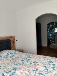 欧登日Maison neuve 200m2 climatisée, proche de la plage et des commerces的一间卧室配有一张带花卉床罩的床