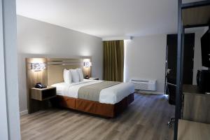 尼德兰机场旅馆的酒店客房,配有床和电视