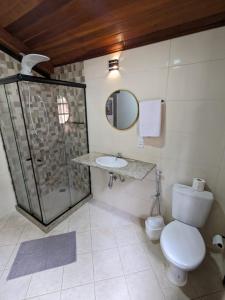 米格尔-佩雷拉Casa Rosada seu refúgio na serra的一间带卫生间、水槽和镜子的浴室