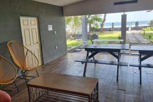 拉利伯塔德Hermosa Casa de Playa DejaBlue SV (con Mini Golf)的天井配有乒乓球桌和椅子