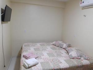 贝伦Casa da Deusa的一间小卧室,配有一张带被子的床