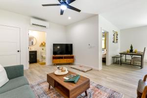 布里瓦德Brevard Apt with Fire Pit, Hikes and Bikes Near Dtwn!的带沙发和电视的客厅