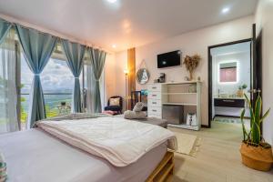 Verbena NorteHouse of Turri Suite, Views & Jacuzzi的一间卧室设有一张大床和一个大窗户