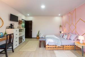 Verbena NorteHouse of Turri Suite, Views & Jacuzzi的一间卧室配有一张床、一张书桌和一张书桌