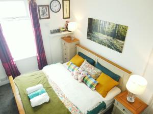 纽波特Enjoy Modern Living and Free WiFi in Kingston Newport 2 Bedroom Apartment的小卧室配有一张带泰迪熊的床