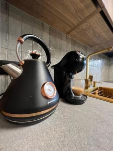 克莱佩达ALL - Amberstone Lux Loft的台面上的一个红茶壶