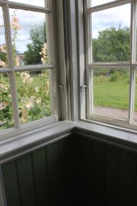 瓦斯泰纳Lovisas Stuga的窗户座位,带两个窗户,享有庭院的景色