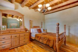 Santa CruzSanta Cruz Home with Mountain Views!的一间卧室配有一张带梳妆台和镜子的床