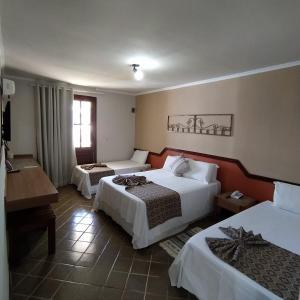 里奥迪孔塔斯Granville Eco Resort的酒店客房设有两张床和钢琴