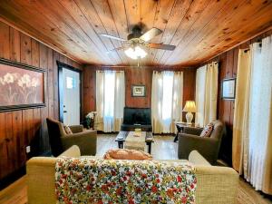 温泉城#04-Adorable Large 1 Bedroom Lakeside Cottage- Pet Friendly的带沙发和吊扇的客厅
