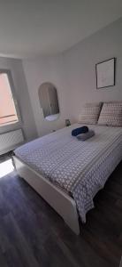 略桑La Terra-cotta - 1 à 4 personnes的一间卧室,卧室内配有一张大床