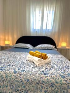 巴特亚姆Sea breeze的一间卧室配有带毛巾的床