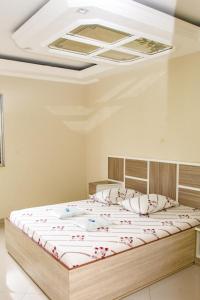 圣保罗Hotel Tenda Jaçanã的一间卧室设有一张带天花板的大床