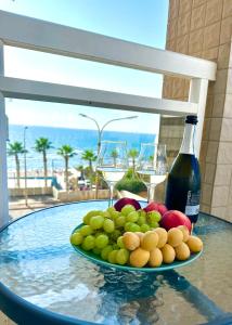 巴特亚姆Sea breeze的桌上的水果盘,酒杯