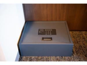 静冈Hotel Celeste Shizuoka Takajo - Vacation STAY 94099v的蓝色盒子,内有笔记本电脑