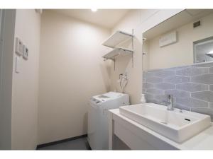 静冈Hotel Celeste Shizuoka Takajo - Vacation STAY 94099v的一间带水槽和洗衣机的浴室