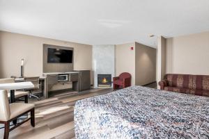 阿弗内尔地平线旅馆的酒店客房配有一张床、一张书桌和一个壁炉。