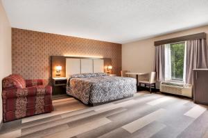 阿弗内尔地平线旅馆的配有一张床和一把椅子的酒店客房