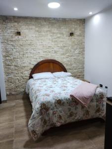 万卡约Casa de Juli的砖墙房间的一个床位