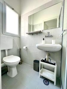 巴特亚姆Sea breeze的一间带卫生间、水槽和窗户的浴室