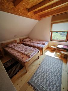 莫伊科瓦茨Mini Garden的阁楼间 - 带2张床和地毯