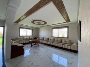 阿加迪尔Villa avec piscine à Agadir的带沙发和电视的大型客厅