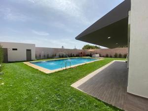 阿加迪尔Villa avec piscine à Agadir的一座房子的院子内的游泳池