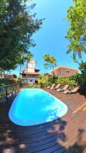 弗洛里亚诺波利斯Hotel Natur Campeche的木制甲板上的大型蓝色游泳池