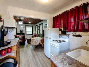 温泉城#09 - Large Lakeview One Bedroom- Pet Friendly的厨房配有白色冰箱和桌子