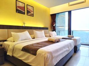 云顶高原GentingTop YinYangSuite6Pax @GrdIonDelmn的两张床位于带黄色墙壁的酒店客房