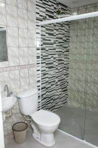 圣保罗Hotel Tenda Jaçanã的浴室配有卫生间、盥洗盆和淋浴。