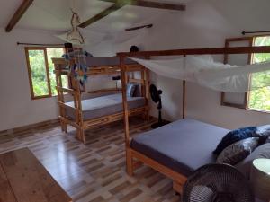 帕洛米诺Sexto Sentido Cabañas & Pan Frances的一间卧室配有双层床和沙发