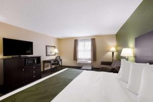 大瀑布城大瀑布城品质套房酒店的一间酒店客房,配有一张大床和一台平面电视
