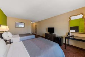 伍德森特瑞斯机场品质酒店的酒店客房,设有两张床和镜子