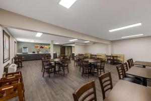 伍德森特瑞斯机场品质酒店的一间带桌椅的用餐室和一间厨房