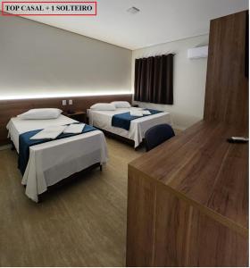 大坎普HOTEL CAMPO GRANDE的一间酒店客房,房间内设有两张床